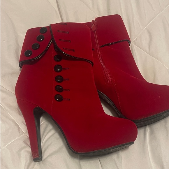 Shoes - Elegant Red Buttoned Ankle Boots